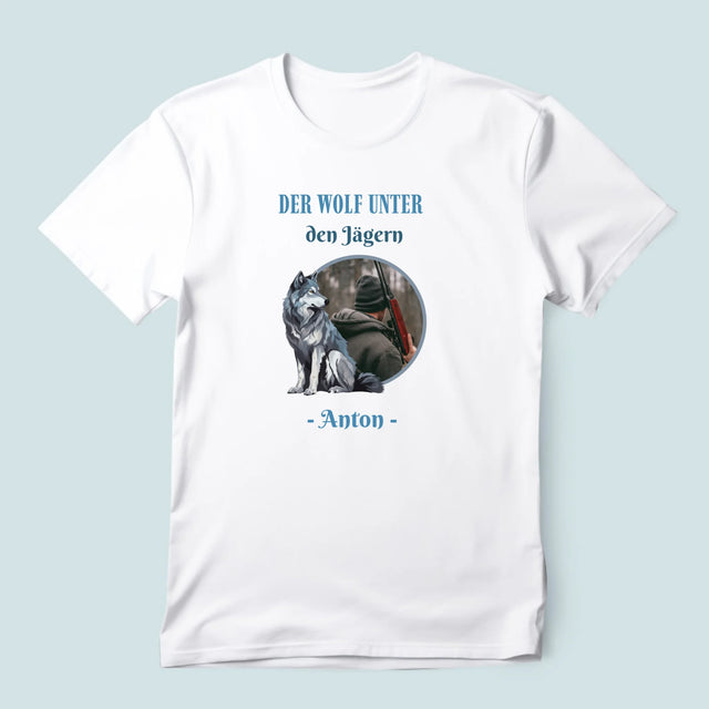 Foto Und Unterschrift: Der Wolf Unter Den Jägern - T-Shirt Für Herren