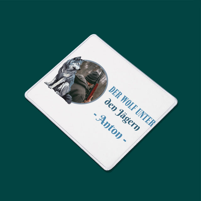 Foto Und Unterschrift: Der Wolf Unter Den Jägern - Mauspad