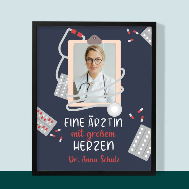 Foto Und Unterschrift: Ärztin Mit Großem Herzen - Druck Mit Rahmen 30X40