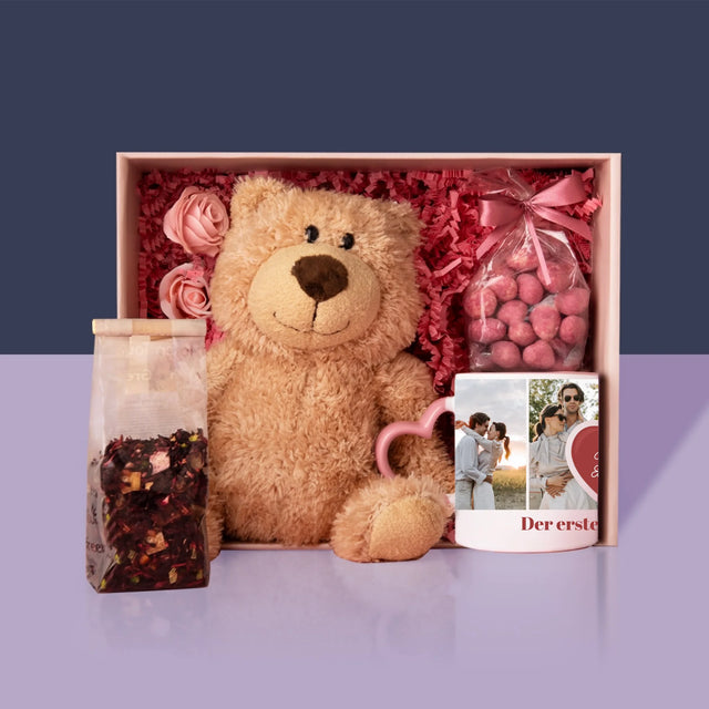 Fotocollage: Erster Hochzeitstag Herz - Geschenkset Mit Tasse, Teddybär Und Süßigkeiten