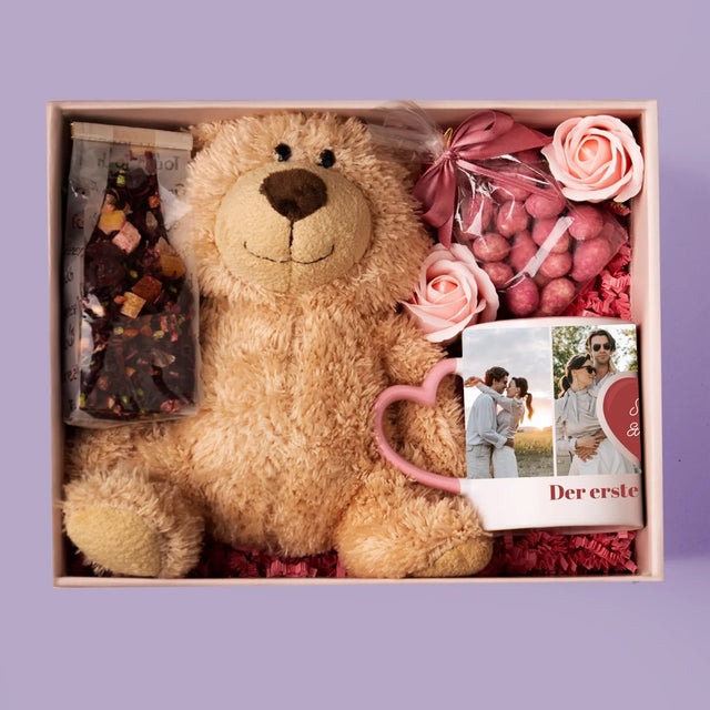 Fotocollage: Erster Hochzeitstag Herz - Geschenkset Mit Tasse, Teddybär Und Süßigkeiten