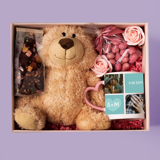 Fotocollage: Ich Liebe Dich Initialen - Geschenkset Mit Tasse, Teddybär Und Süßigkeiten
