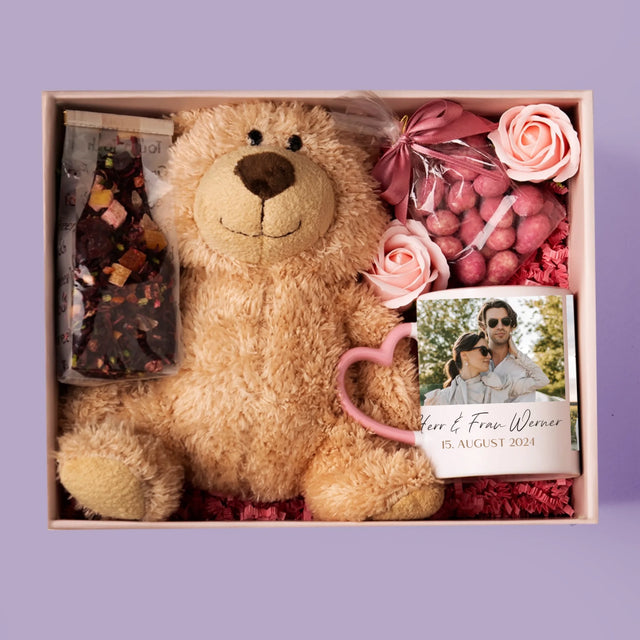 Fotocollage: Herr & Frau - Geschenkset Mit Tasse, Teddybär Und Süßigkeiten