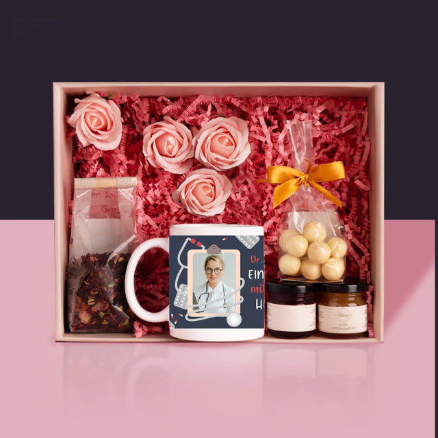 Foto Und Unterschrift: Ärztin Mit Großem Herzen - Geschenkset Mit Tasse, Tee Und Süßigkeiten