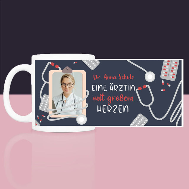 Foto Und Unterschrift: Ärztin Mit Großem Herzen - Geschenkset Mit Tasse, Tee Und Süßigkeiten
