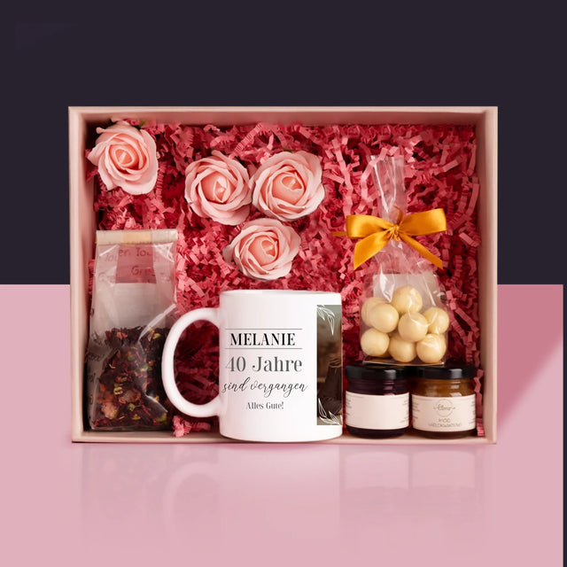 Fotocollage: 40 Jahre Vergangen - Geschenkset Mit Tasse, Tee Und Süßigkeiten