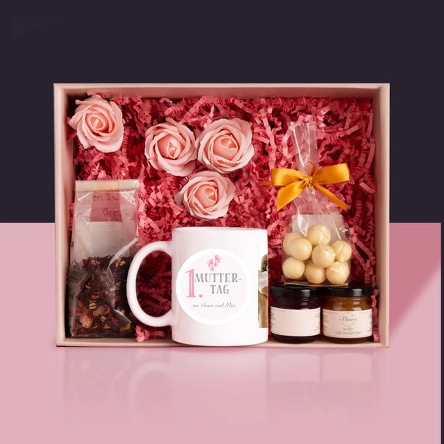 Fotocollage: Erster Muttertag - Geschenkset Mit Tasse, Tee Und Süßigkeiten