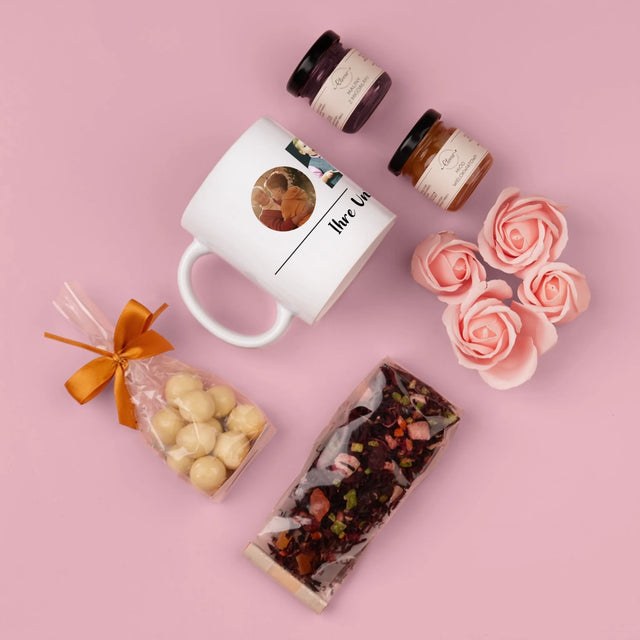 Buchstaben-Collage: Oma - Geschenkset Mit Tasse, Tee Und Süßigkeiten