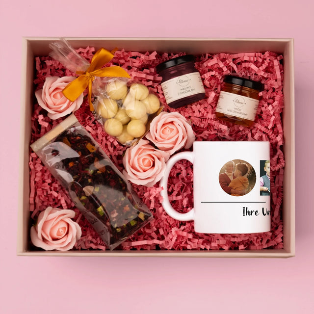 Buchstaben-Collage: Oma - Geschenkset Mit Tasse, Tee Und Süßigkeiten