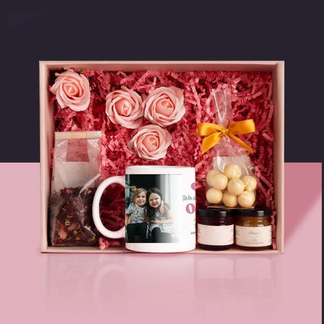 Fotocollage: Wir Lieben Dich, Oma - Geschenkset Mit Tasse, Tee Und Süßigkeiten