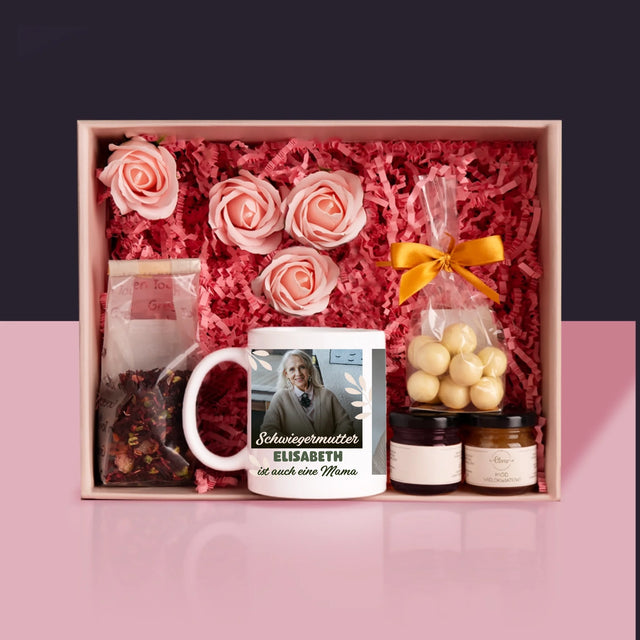 Fotocollage: Schwiegermutter Auch Mama - Geschenkset Mit Tasse, Tee Und Süßigkeiten