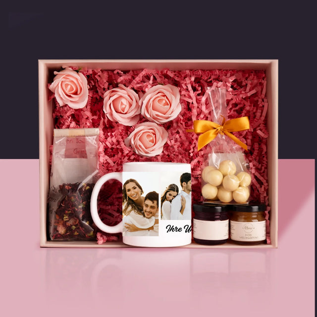 Fotocollage: 4 Fotos Und Unterschrift - Geschenkset Mit Tasse, Tee Und Süßigkeiten