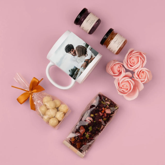 Fotocollage: 2 Fotos - Geschenkset Mit Tasse, Tee Und Süßigkeiten