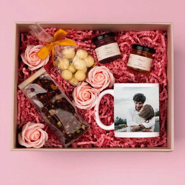 Fotocollage: 2 Fotos - Geschenkset Mit Tasse, Tee Und Süßigkeiten