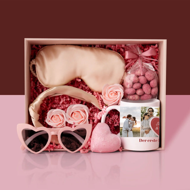 Fotocollage: Erster Hochzeitstag Herz - Geschenkset Mit Einer Tasse Und Einem Satin-Haarband