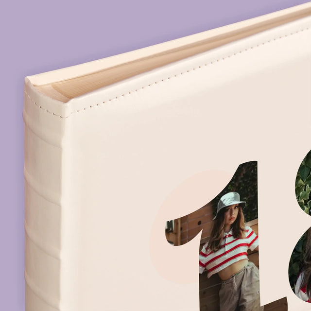 Buchstaben-Collage: 18 Jahre Voller Erinnerungen - Fotoalbum