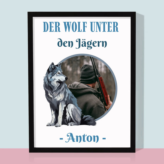 Foto Und Unterschrift: Der Wolf Unter Den Jägern - Druck Mit Rahmen 30X40