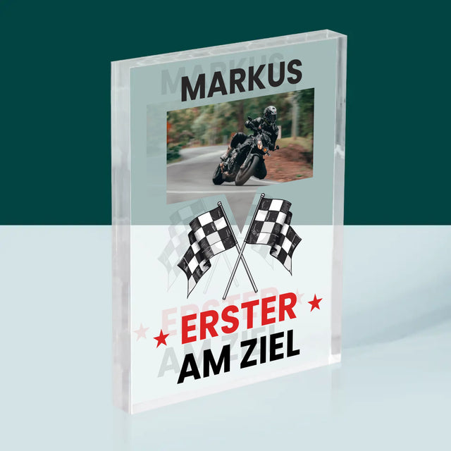 Foto und Unterschrift: Als Erster über die Ziellinie – Acrylblock mit Druck | DE