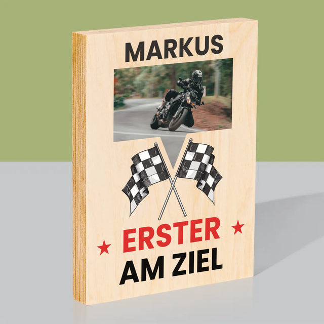 Foto und Unterschrift: Als Erster über die Ziellinie – Druck auf Holz | DE
