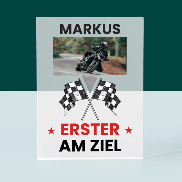 Foto und Unterschrift: Als Erster über die Ziellinie – Acrylblock mit Druck | DE