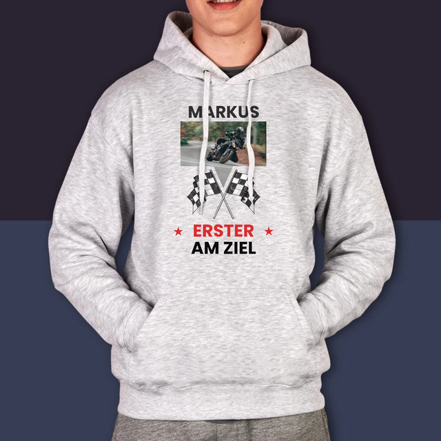 Foto und Bildunterschrift: Als Erster an der Ziellinie – Herren-Hoodie | DE