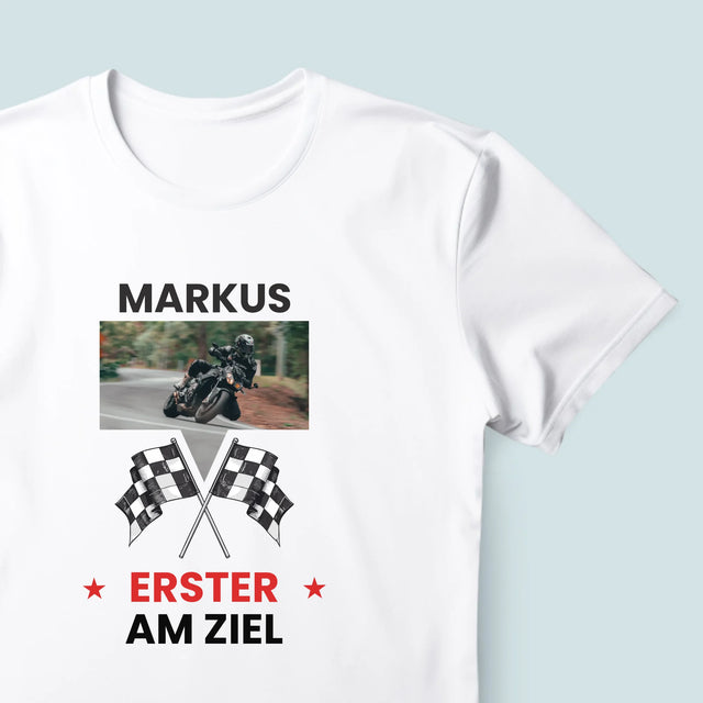 Foto und Bildunterschrift: Als Erster an der Ziellinie – bedrucktes Herren-T-Shirt | DE