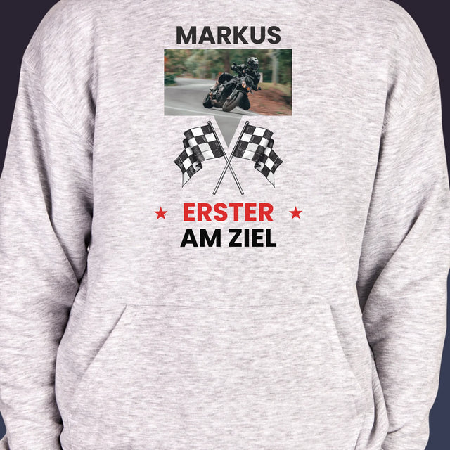 Foto und Bildunterschrift: Als Erster an der Ziellinie – Herren-Hoodie | DE