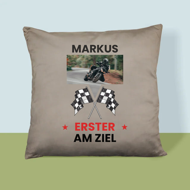 Foto und Bildunterschrift: Als Erster an der Ziellinie – Bedrucktes Kissen | DE