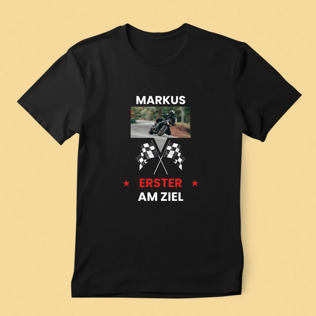 Foto und Bildunterschrift: Als Erster an der Ziellinie – bedrucktes Herren-T-Shirt | DE