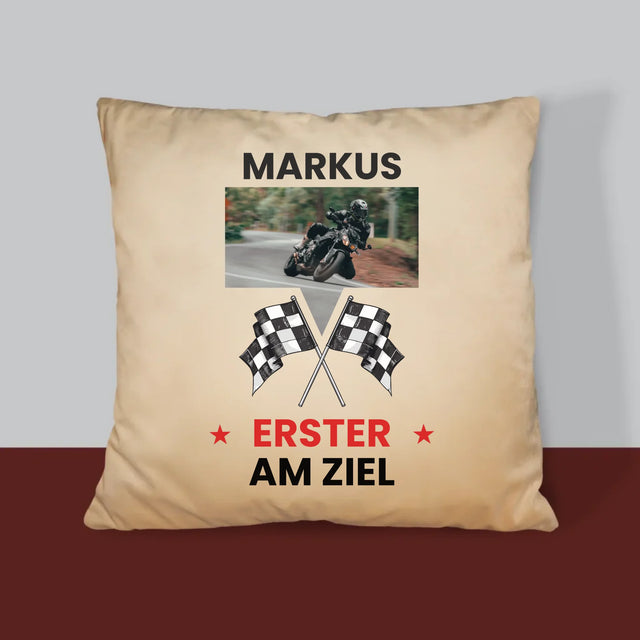 Foto und Bildunterschrift: Als Erster an der Ziellinie – Bedrucktes Kissen | DE