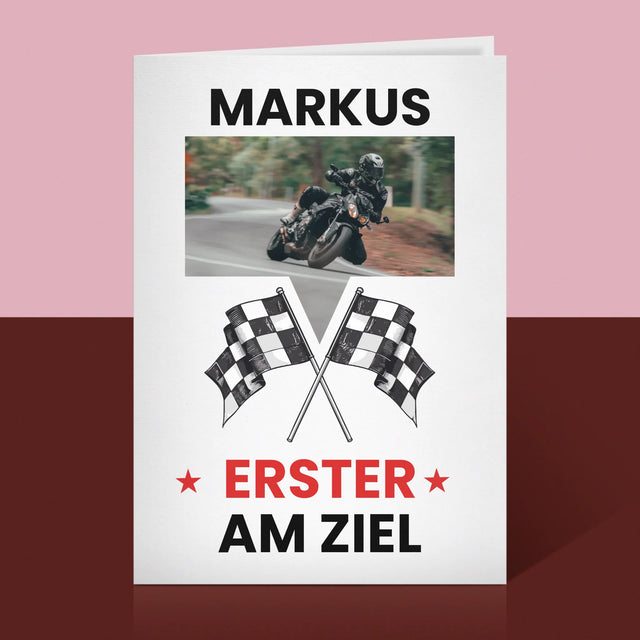 Foto und Unterschrift: Als Erster an der Ziellinie – Grußkarte | DE